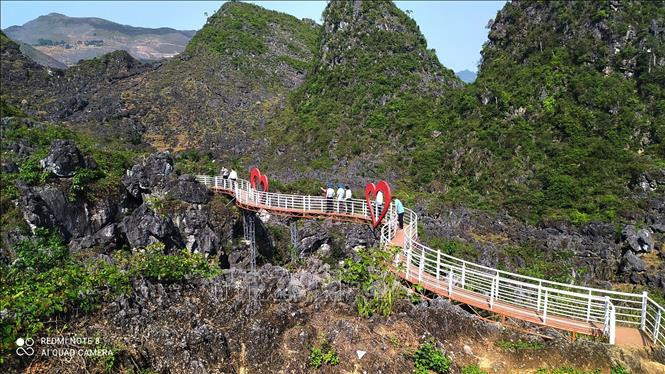 Cầu tình yêu ở Chợ Phong lưu Khâu Vai. Ảnh: Minh Tâm-TTXVN
