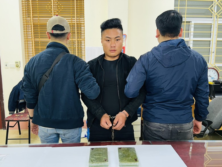 Đối tượng Giàng Seo Sín cùng tang vật. Ảnh: baolaocai.vn