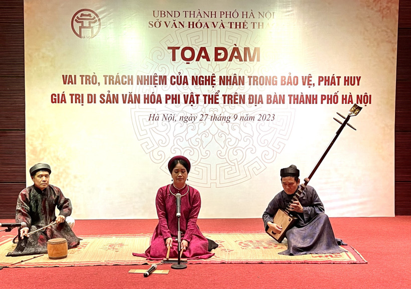 Trình diễn di sản ca trù tại tọa đàm. Ảnh: Đinh Thuận - TTXVN