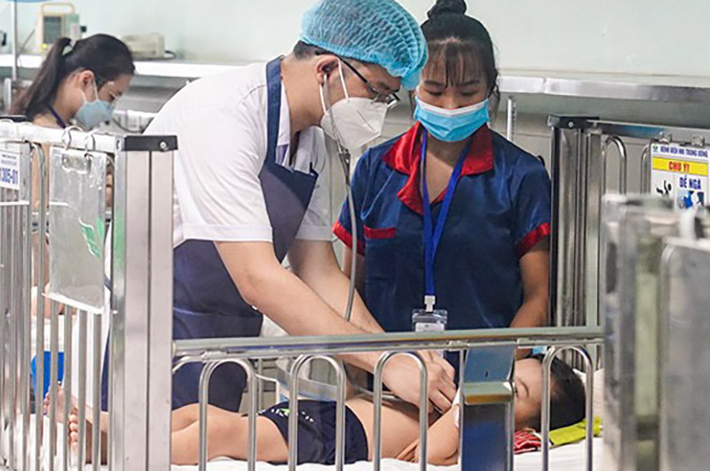 Bệnh nhi nhiễm virus Adeno điều trị tại Trung tâm Hô hấp, Bệnh viện Nhi Trung ương. Ảnh: suckhoedoisong.vn