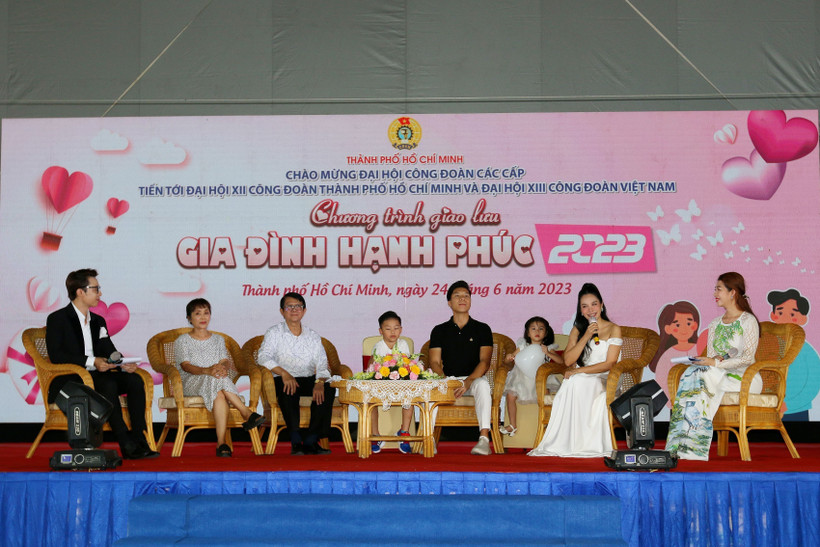 Công nhân lao động tham gia giao lưu với văn nghệ sỹ trong xây dựng gia đình hạnh phúc tại Chương trình giao lưu “Gia đình hạnh phúc” năm 2023 tại Thành phố Hồ Chí Minh. Ảnh: Thanh Vũ – TTXVN