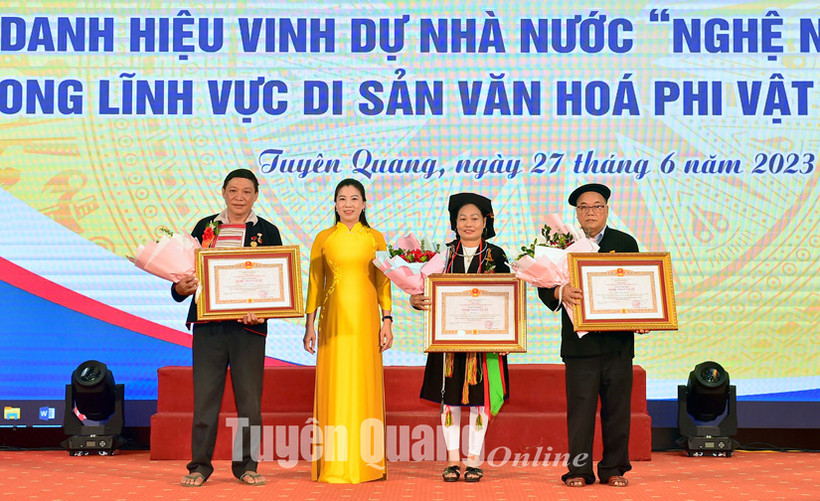 Đồng chí Lê Thị Kim Dung, Phó Bí thư Thường trực Tỉnh ủy, Chủ tịch HĐND tỉnh trao danh hiệu Nghệ nhân Ưu tú cho các cá nhân.Ảnh: baotuyenquang.com.vn