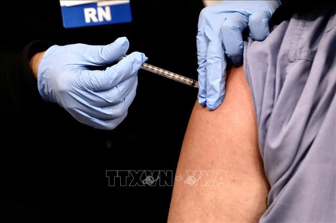 Bàn kế hoạch triển khai tiêm chủng vaccine COVID-19