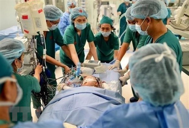 Đến 18 giờ 40 phút, ngày 15/7, cặp song sinh Trúc Nhi – Diệu Nhi đã được đưa ra khỏi phòng mổ, kết thúc gần 12 giờ đồng hồ phẫu thuật tách rời. Ảnh: TTXVN