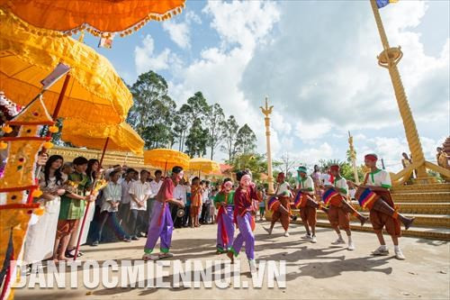 Trong lễ rước đại lịch và các nghi thức diễu hành trong các lễ hội của đồng bào Khmer, thường có nhóm múa Chhay-dăm và người dẫn đầu đeo mặt nạ, múa mở đường. Ảnh: Bảo Long