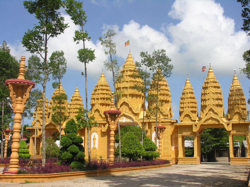 Chùa Vàm Rây ở xã Hàm Tân, huyện Trà Cú, tỉnh Trà Vinh, có kiến trúc tuyệt đẹp. Ảnh: dulichtravinh.com.vn