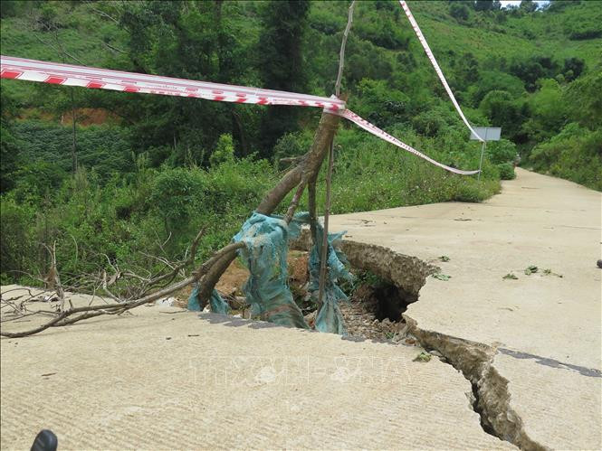 Kon Tum: Nhiều vị trí xung yếu có nguy cơ sạt lở cao