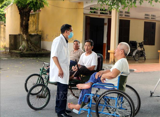 Thương, bệnh binh coi trung tâm như là nhà, cán bộ, nhân viên trung tâm như người thân. Ảnh: Nguyễn Chinh - TTXVN