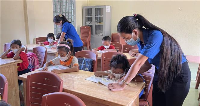 Các tình nguyện viên của Đoàn thanh niên sẽ dạy các em học sinh tập đọc, tập viết, làm toán cũng như các kỹ năng sống . Ảnh: Thanh Thủy-TTXVN