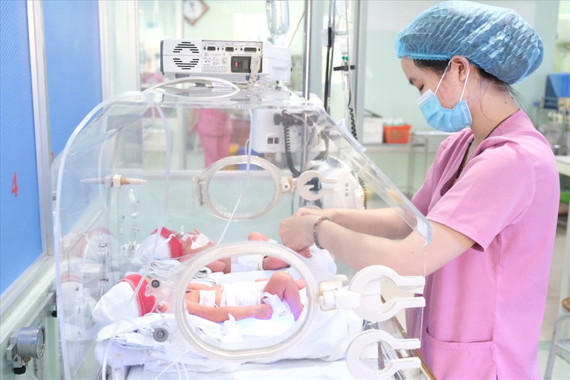 Hai bé trai đang được các bác sĩ tại khoa Nhi của Bệnh viện Hùng Vương theo dõi và chăm sóc. Ảnh: TTXVN phát