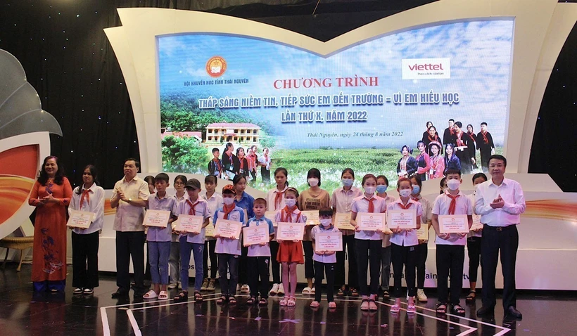 Thái Nguyên trao học bổng cho học sinh có hoàn cảnh khó khăn trước thềm năm học mới