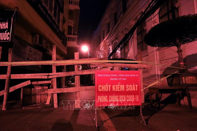 Toàn bộ tuyến phố Trương Công Định, phường Yết Kiêu, quận Hà Đông bị phong tỏa. Ảnh: Tuấn Anh - TTXVN
