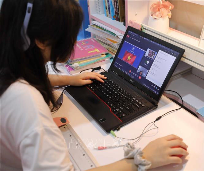 Học sinh lớp 7, trường Vinschool - Times City tựu trường theo hình thức trực tuyến. Ảnh: Thanh Tùng – TTXVN