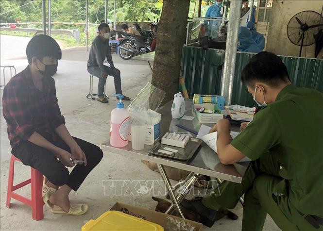 Lai Châu xử phạt 7 trường hợp trốn tránh và tiếp tay cho người vi phạm qua chốt kiểm dịch