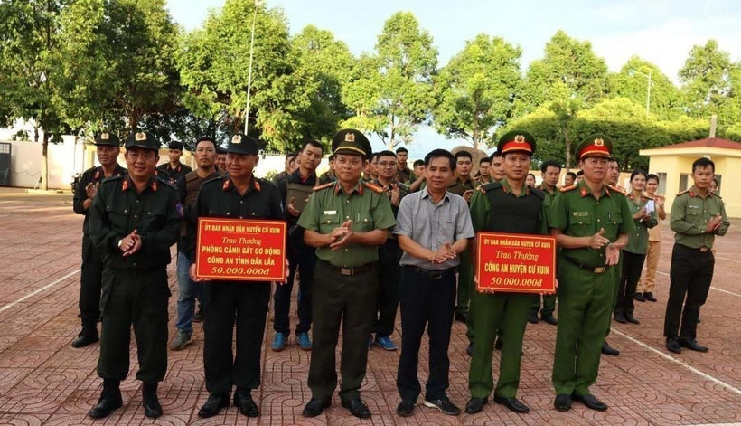 Khen thưởng đột xuất cán bộ, chiến sĩ Công an huyện Cư Kuin và Phòng Cảnh sát Cơ động (Công an tỉnh Đắk Lắk) trong đấu tranh, truy bắt các đối tượng nguy hiểm. Ảnh: TTXVN phát