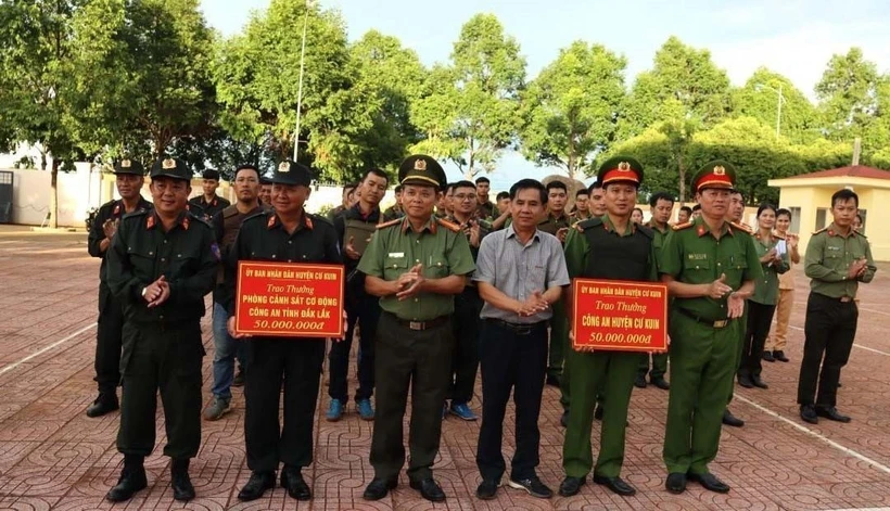 Khen thưởng đột xuất cán bộ, chiến sĩ Công an huyện Cư Kuin và Phòng Cảnh sát Cơ động (Công an tỉnh Đắk Lắk) trong đấu tranh, truy bắt các đối tượng nguy hiểm. Ảnh: TTXVN phát