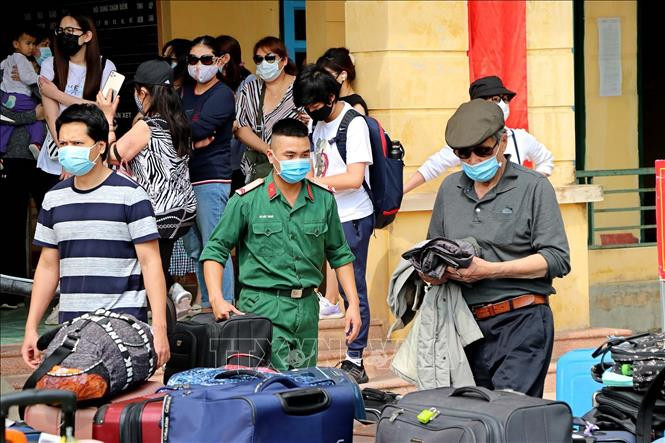 Cán bộ, chiến sỹ giúp công dân chuyển đồ dùng cá nhân. Ảnh: Thanh Hải - TTXVN