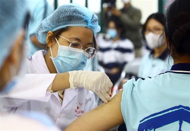 Số ca mắc COVID-19 mới tăng nhẹ, hiệu quả của vaccine giảm dần theo thời gian