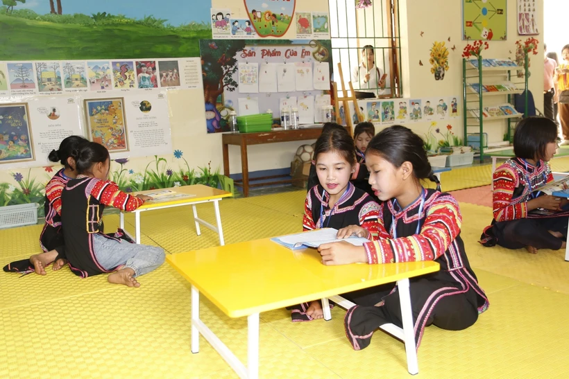 Các em học sinh đọc sách tại thư viện. Ảnh: Đinh Thùy-TTXVN