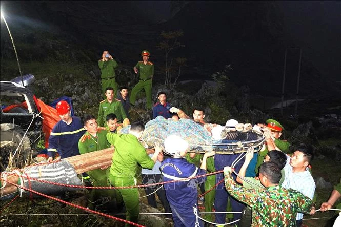 Hà Giang: Tặng bằng khen cho cá nhân, tập thể tham gia cứu hộ nạn nhân rơi xuống hang sâu 56 m
