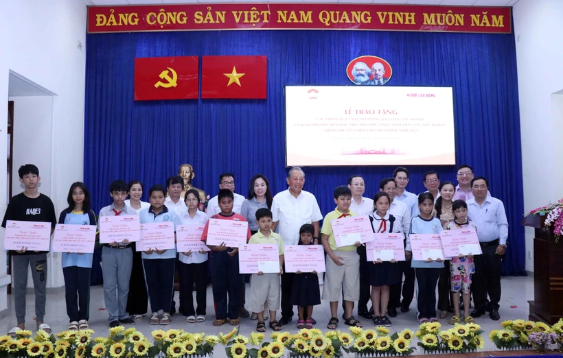 Thành phố Hồ Chí Minh: Tặng quà cho đồng bào Khmer nhân dịp Tết cổ truyền Chol Chnam Thmey