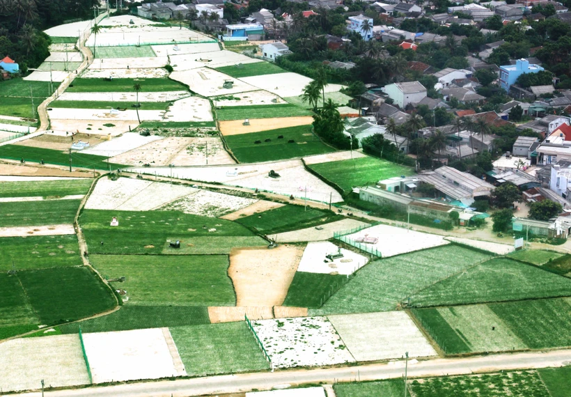 Đảo Lý Sơn (nhìn từ trên cao) cách thành phố Quảng Ngãi khoảng 20 hải lí, đảo được hình thành cách ngày nay khoảng 25-30 triệu năm từ sự phun trào nham thạch của núi lửa. Ảnh: Phước Ngọc-TTXVN