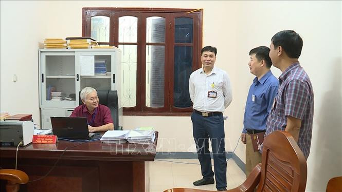 Ông Nguyễn Thành Công, Phó Trưởng Ban Tổ chức, Nội vụ tỉnh Hà Giang cùng đoàn công tác kiểm tra tại Sở Khoa học và Công nghệ tỉnh Hà Giang. Ảnh: Nguyễn Chiến- TTXVN