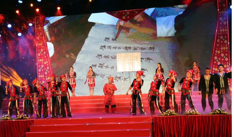 Tiết mục biểu diễn nghệ thuật tại Lễ bế mạc Ngày hội Văn hóa dân tộc Dao toàn quốc lần thứ II. Ảnh: Quân Trang - TTXVN