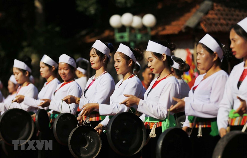 Trình diễn các tiết mục văn hóa phi vật thể tiêu biểu của dân tộc Mường tỉnh Hòa Bình. Ảnh: Trọng Đạt-TTXVN