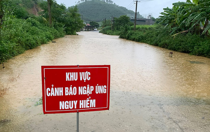 Mưa gây ngập úng tuyến đường vào tổ dân phố số 2, tỉnh lộ 157 đi thôn Khởi Khe, Quy Ke và Cốc Né, thị xã Phong Hải, huyện Bảo Thắng. Ảnh: TTXVN phát