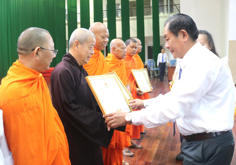 Trao Bằng khen của Chủ tịch UBND tỉnh Trà Vinh cho các cá nhân tiêu biểu. Ảnh: Thanh Hòa - TTXVN