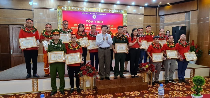 Chương trình "Hành trình đỏ" và tôn vinh người hiến máu tình nguyện tiêu biểu tại Hòa Bình
