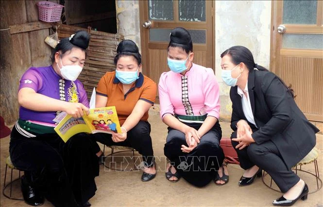 Chị Lò Thị Út (áo tím) hướng dẫn chị em phụ nữ mô hình phát triển kinh tế. Ảnh: Quang Quyết - TTXVN
