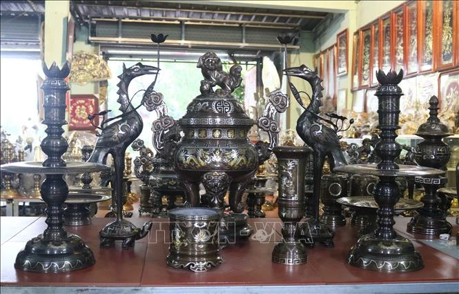 Bộ đồ thờ ngũ sắc của gia đình nghệ nhân Nguyễn Văn Đông tham gia vào chương trình mỗi xã phường thị trấn một sản phẩm. Ảnh: Thanh Thương – TTXVN