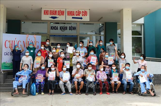 Các bệnh nhân được công bố khỏi bệnh và xuất viện. Ảnh: TTXVN phát