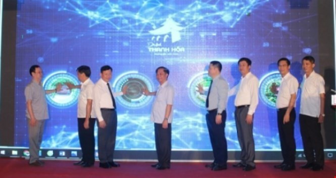 Các đại biểu thực hiện nghi thức công bố tuyến du lịch kết nối các huyện Yên Định, Thọ Xuân, Vĩnh Lộc, Cẩm Thủy. Ảnh: Hoa Mai - TTXVN