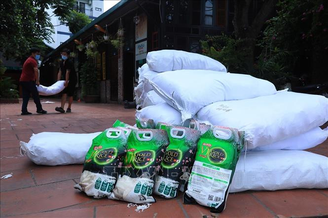 Những bao gạo của các nhà hảo tâm quyên góp đem tặng cho những hộ nghèo, các đối tượng bảo trợ xã hội, người có hoàn cảnh khó khăn,... Ảnh: Tuấn Anh – TTXVN