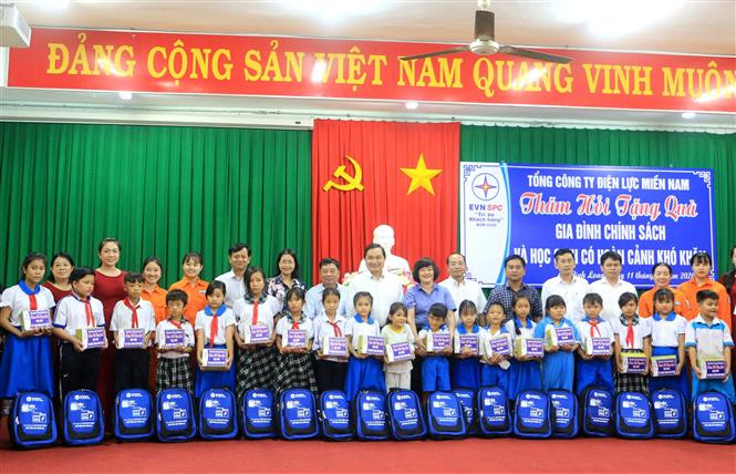 Trao quà cho các học sinh có hoàn cảnh khó khăn của tỉnh Vĩnh Long. Ảnh: Lê Thúy Hằng - TTXVN