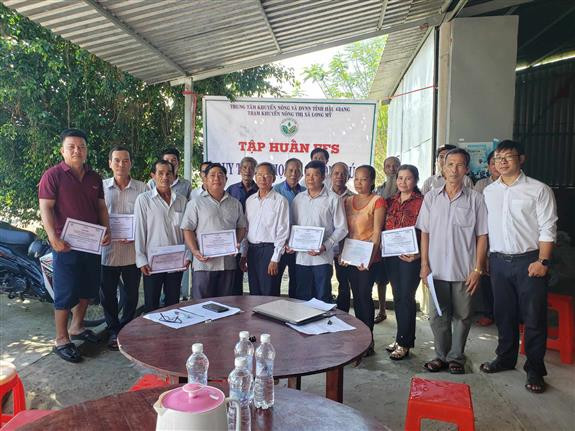 Tổng kết lớp Tập huấn FFS “Quy trình chọn tạo giống lúa” tại thị xã Long Mỹ, tỉnh Hậu Giang ngày 11/8/2023. Ảnh: khuyennonghaugiang.com.vn