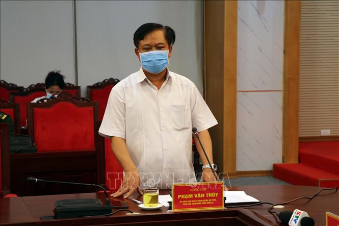 Ông Phạm Văn Thủy, Phó Chủ tịch UBND tỉnh Sơn La, Phó Trưởng Ban Chỉ đạo phòng, chống dịch COVID-19 tỉnh Sơn La phát biểu tại cuộc họp. Ảnh: Hữu Quyết - TTXVN
