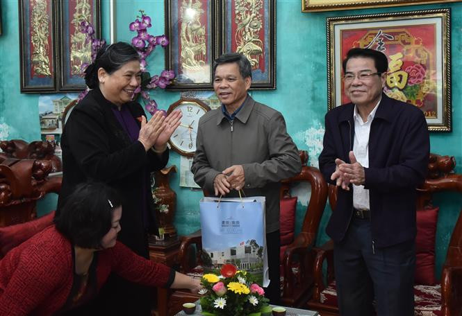 Phó Chủ tịch Thường trực Quốc hội Tòng Thị Phóng thăm, tặng quà thương bệnh binh Trần Đức Hạnh tại thị trấn Mộc Châu, huyện Mộc Châu. Ảnh: TTXVN phát