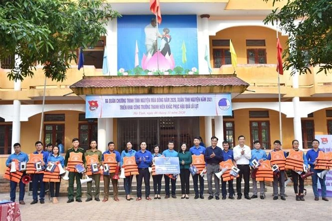 Ban Tổ chức đã trao tặng 1.000 áo mưa, 1.000 áo phao, 500 sạc điện thoại dự phòng và 100 loa cầm tay cho cán bộ Đoàn, Hội, các đội thanh niên tình nguyện với tổng trị giá 650 triệu đồng. Ảnh: Hoàng Ngà - TTXVN