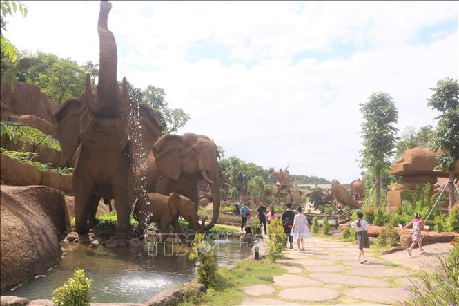 Do thời tiết chuyển lạnh nên du khách lựa chọn các loại hình du lịch trên bờ nhiều hơn tham quan Vịnh Hạ Long. Ảnh: Thanh Vân-TTXVN