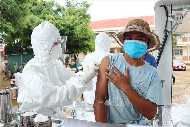 Người dân khu vực nguy cơ cao buôn Tơng Ju, xã Ea Kao, thành phố Buôn Ma Thuột. Ảnh: TTXVN