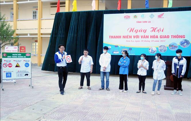 Các em học sinh Trường THPT Tô Hiệu trả lời câu hỏi về Luật giao thông đường bộ tại Ngày hội. Ảnh: Quang Quyết-TTXVN