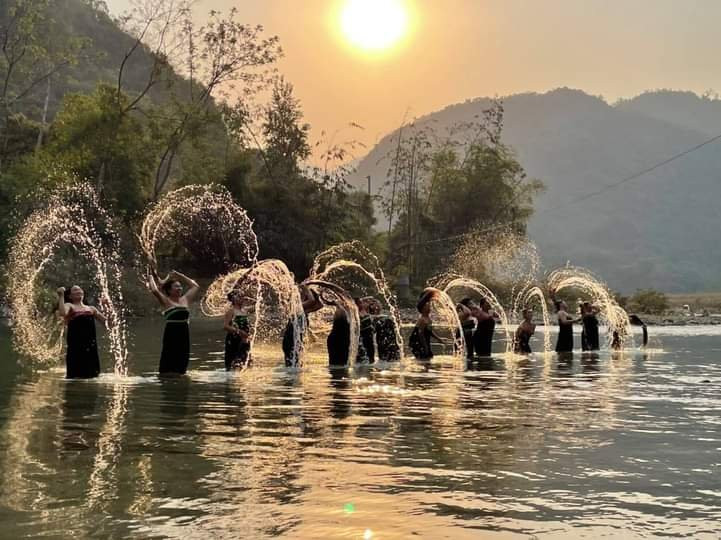 Buổi chiều ngày cuối năm, dân bản ra suối tắm gội sạch sẽ để đón năm mới. Ảnh: Việt Hoàng