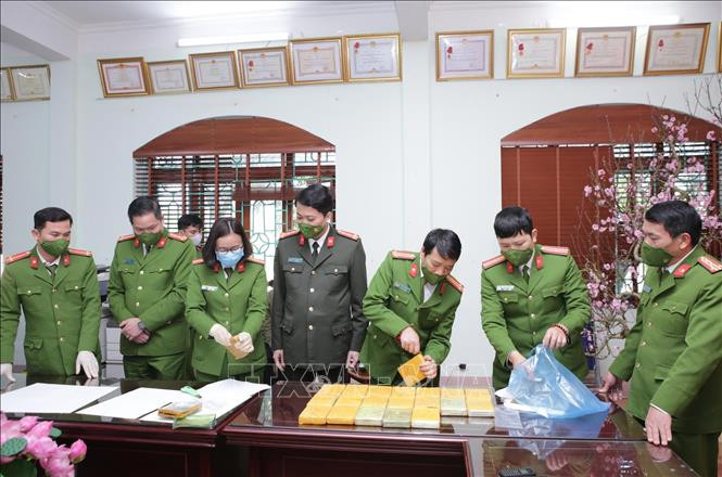 Lai Châu: Bắt đối tượng vận chuyển trái phép 21 bánh heroin