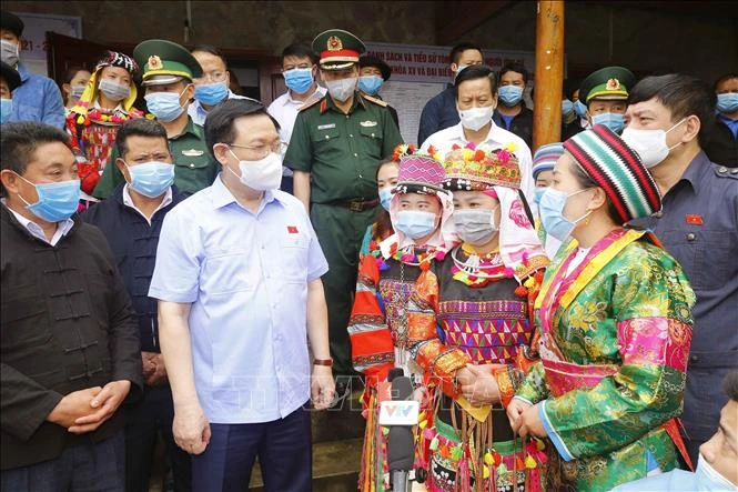 Chủ tịch Quốc hội Vương Đình Huệ với cử tri Khu vực bỏ phiếu số 4 gồm các thôn: Lô Lô Chải, Séo Lủng, xã Lũng Cú, huyện Đồng Văn, tỉnh Hà Giang. Ảnh: Doãn Tấn - TTXVN