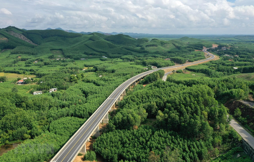 Đường cao tốc La Sơn - Túy Loan đoạn qua huyện Nam Đông, tỉnh Thừa Thiên Huế. Ảnh: Hồ Cầu - TTXVN 
