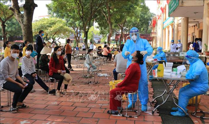 Lấy mẫu xét nghiệm SASR-CoV-2 cho người dân khu 3, thị trấn Phố Mới, huyện Quế Võ, tỉnh Bắc Ninh. Ảnh: Thanh Thương- TTXVN
